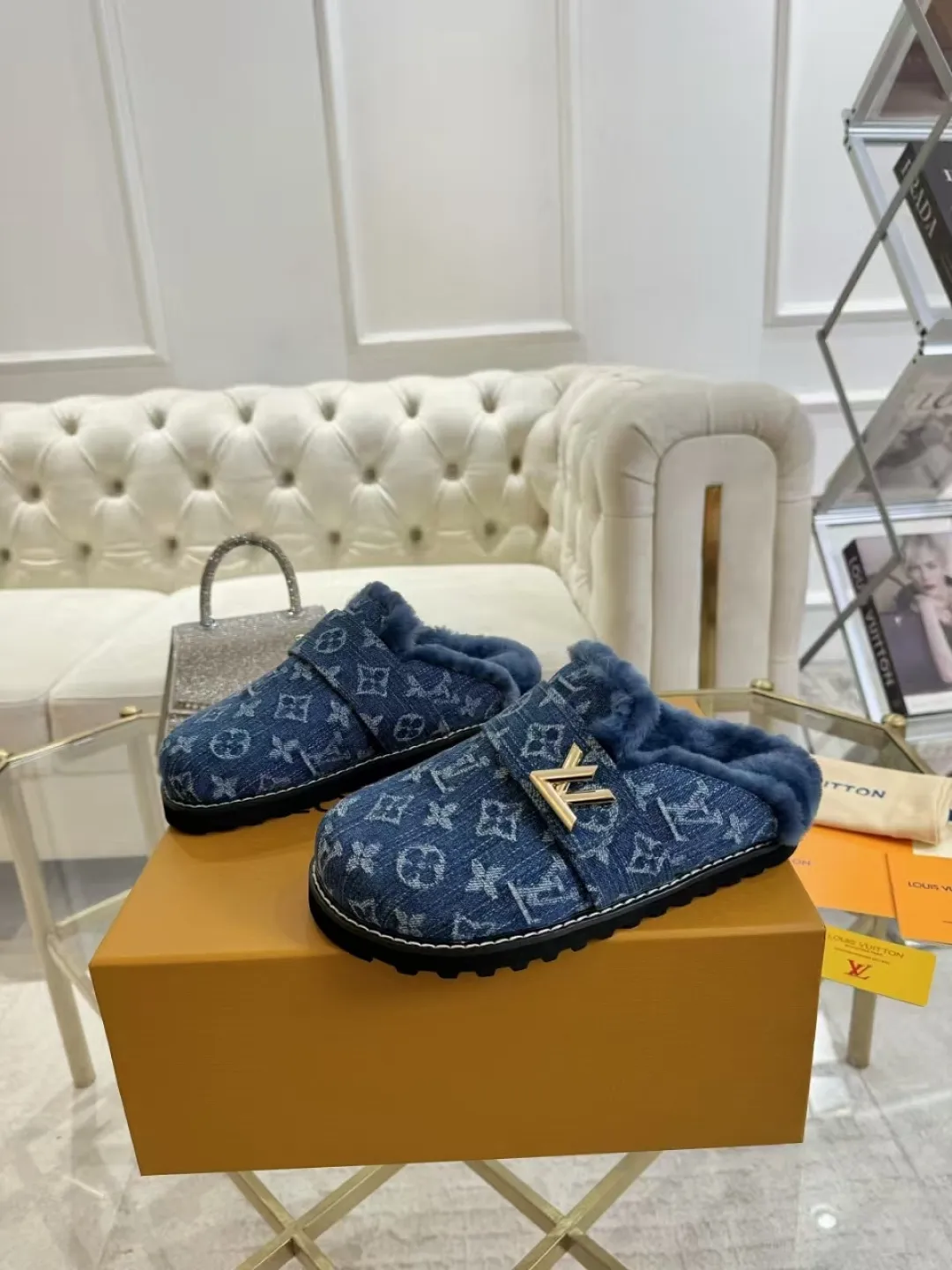 p600✨ LV Couple’s Wool Slippers｜Full of high-end feel, the soles of your feet are luxurious✨ We have achieved the ultimate restoration of the "higher version" of this pair of LV classic toe-toe slippers! 👫💫 🌟 The core advantages are clear at a glance: ✔️ Original jacquard + cowhide fabric, delicate texture, high-end at first glance; ✔️ 280% pure wool lining, wearing barefoot is like stepping on clouds ☁️, soft and skin-friendly and not sweaty; ✔️ Non-slip rubber bottom + three-dimensional toe design, super stable for walking, fashionable and practical!  👀 Must-have attention to detail: Belt buckle + classic LV presbyopic elements, revealing the aura of a big-name brand in a low-key manner ~ Whether it is a couple dating or a trip with besties, both of them are the focus when they go out👟💖 ✨ Easily match the wardrobe: jeans + sweaters, lazy and casual style ✔️ Coat + skirt, refined and elegant ✔️ One pair of shoes can handle a variety of styles, and the sense of luxury is never artificial ~ #LV slippers #couple outfit #High-End Customization #Quality Shoes Recommendation Fabric: Yangjing/classic jacquard fabric Lining: Imported wool lining Sole: Original rubber sole Size: Female 35-41 Male 38-46